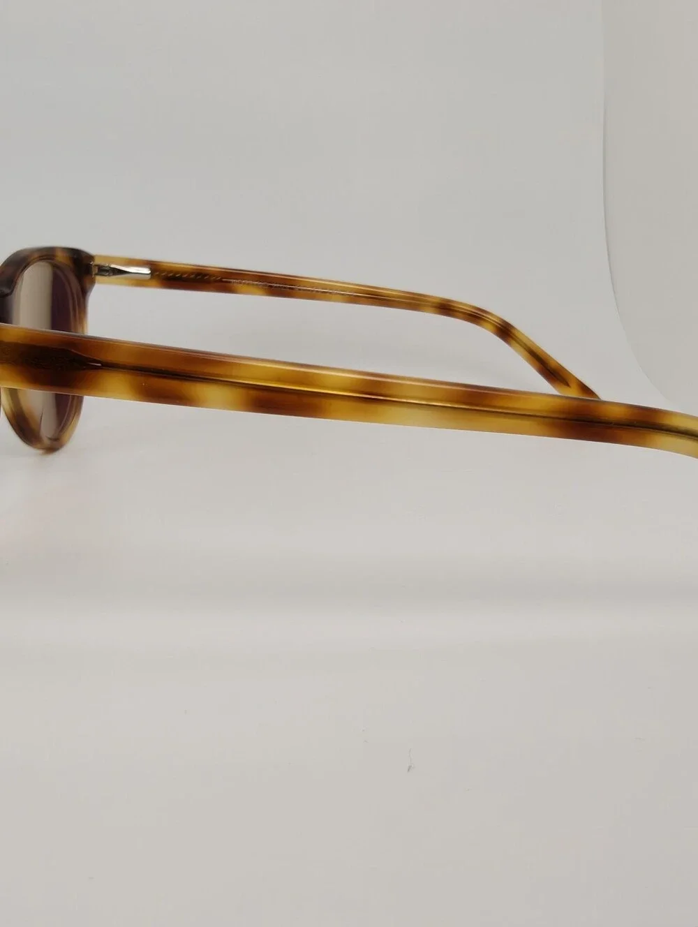 Notting Hill. Feminine. Tortoiseshell Round. Slight Cat Eye Shape.